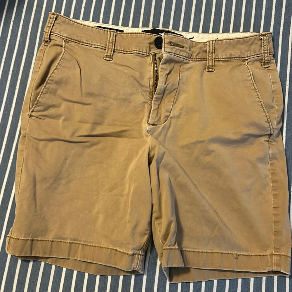 Hollister flat front 7” khaki short